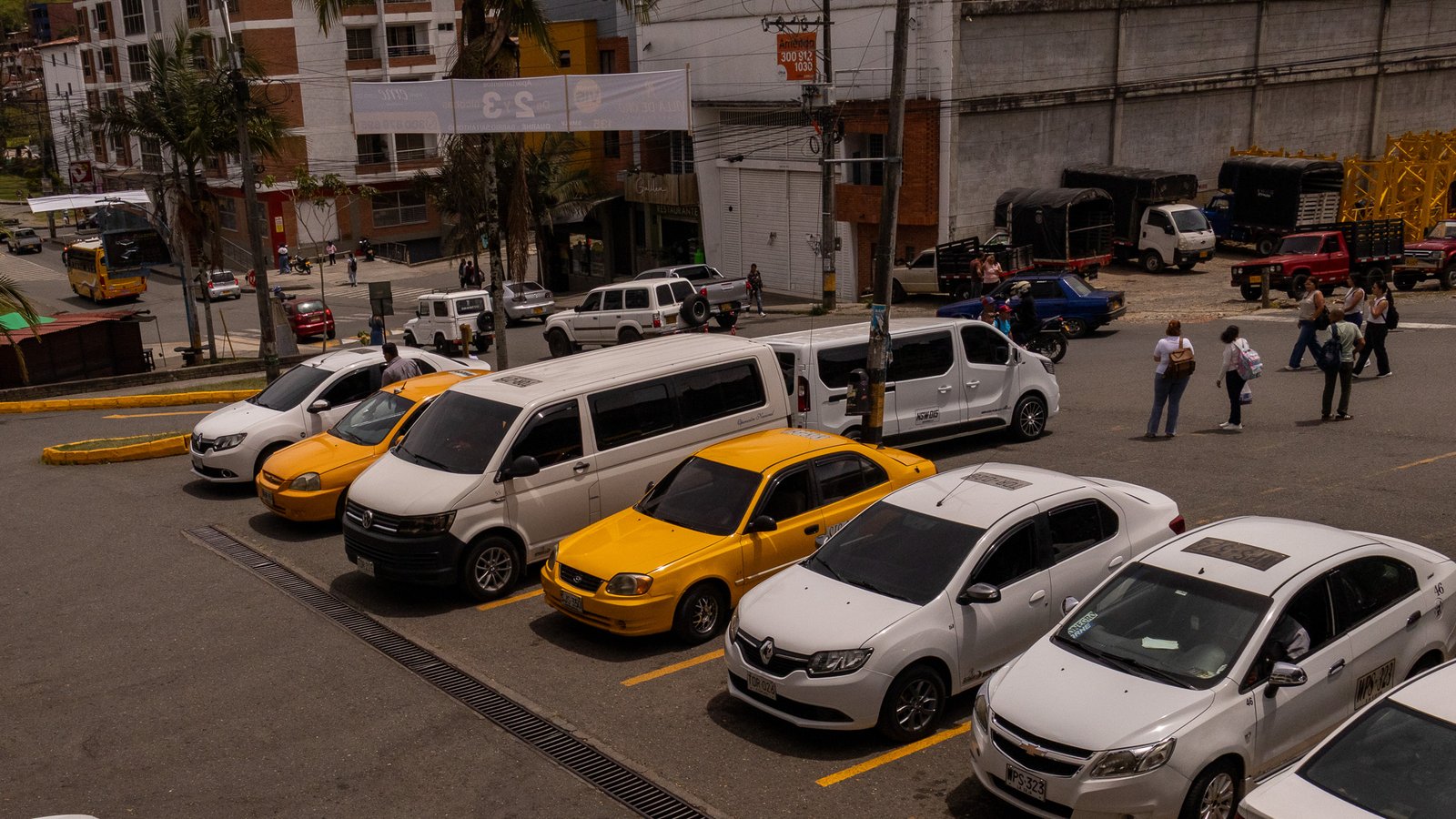 Veh&iacute;culos de SOTRAGUR S.A. en punto de operaci&oacute;n