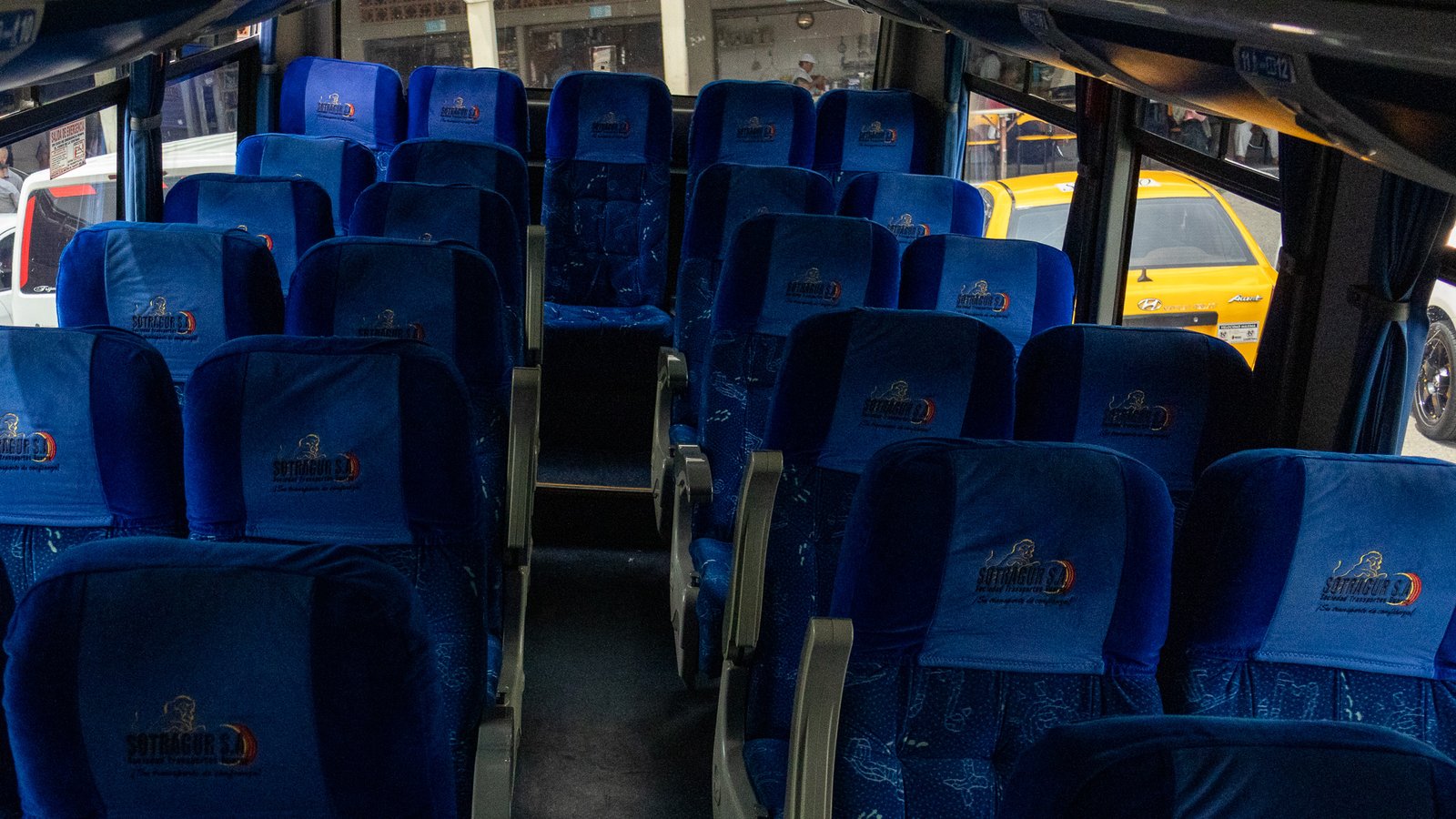 Interior con sillas azules de un bus de SOTRAGUR S.A.